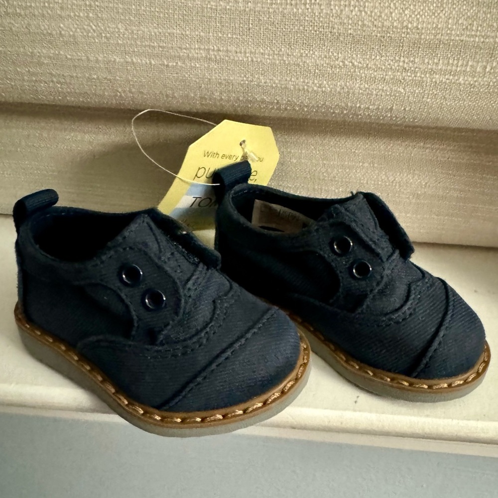 TOMS navy blue toddler brogue shoes NWT
